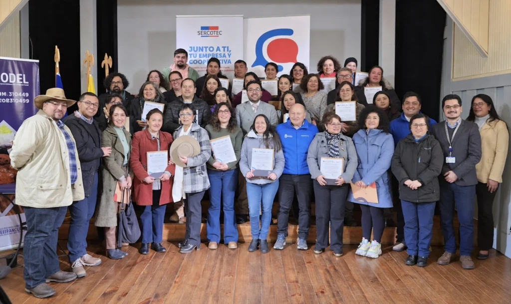 Participantes de la Academia Impulsa Panguipulli posan con sus certificados junto a las autoridades